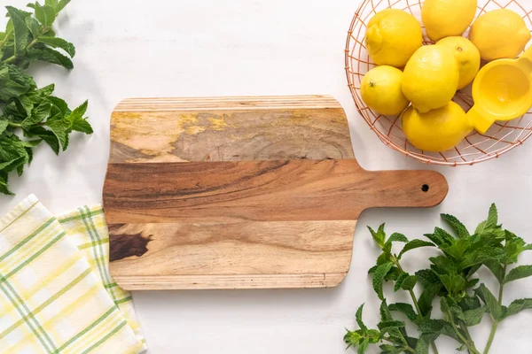 Tel sepet içinde organik limon.