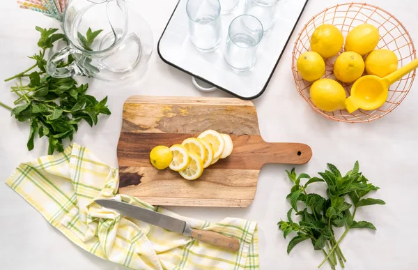 Ahşap kesme tahtası üzerinde organik limon dilimli.