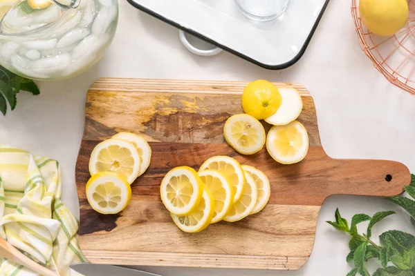 Ahşap kesme tahtası üzerinde organik limon dilimli.