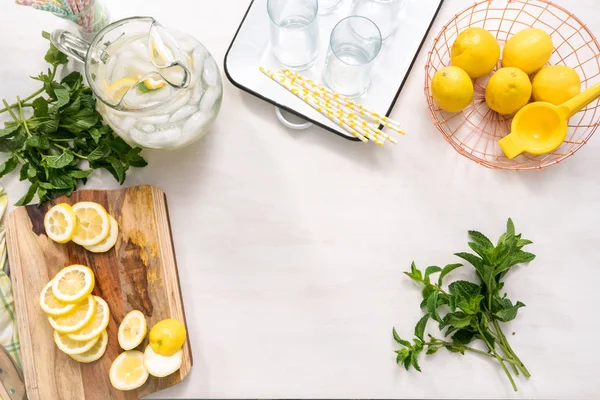 Ahşap kesme tahtası üzerinde organik limon dilimli.