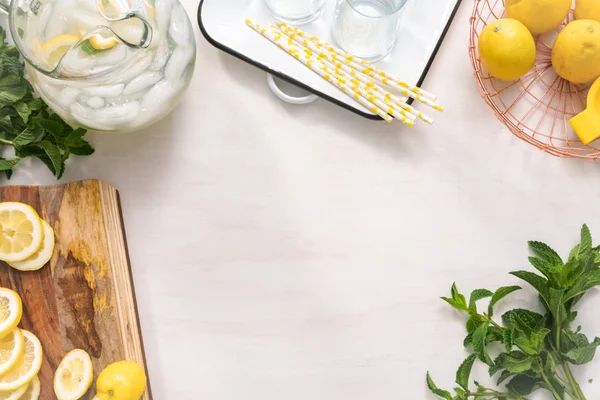 Ahşap kesme tahtası üzerinde organik limon dilimli.