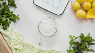 Geleneksel limonata taze dilimlenmiş limon ve nane ile hazırlama.