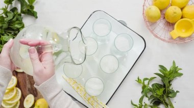 Geleneksel limonata taze dilimlenmiş limon ve nane ile cam içine dökme.