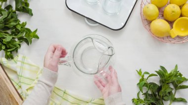 Geleneksel limonata taze dilimlenmiş limon ve nane ile hazırlama.