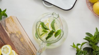 Geleneksel limonata taze dilimlenmiş limon ve nane ile hazırlama.