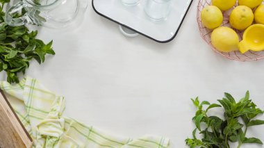 Geleneksel limonata taze dilimlenmiş limon ve nane ile hazırlama.