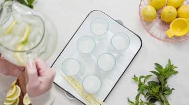 Geleneksel limonata taze dilimlenmiş limon ve nane ile cam içine dökme.