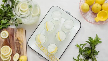 Geleneksel limonata taze dilimlenmiş limon ve nane ile süsleme.