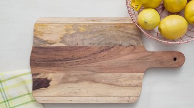 Tel sepet içinde organik limon.