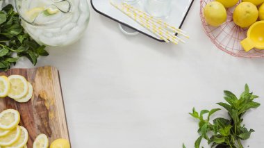 Geleneksel limonata taze dilimlenmiş limon ve nane ile cam içine dökme.