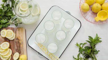 Geleneksel limonata taze dilimlenmiş limon ve nane ile cam içine dökme.