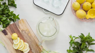 Geleneksel limonata taze dilimlenmiş limon ve nane ile hazırlama.