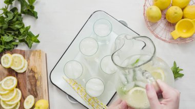 Geleneksel limonata taze dilimlenmiş limon ve nane ile cam içine dökme.