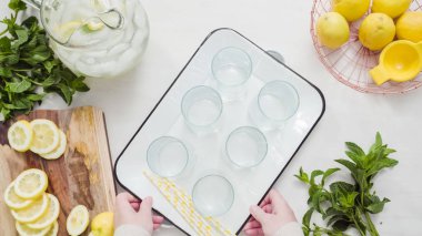 Geleneksel limonata taze dilimlenmiş limon ve nane ile cam içine dökme.