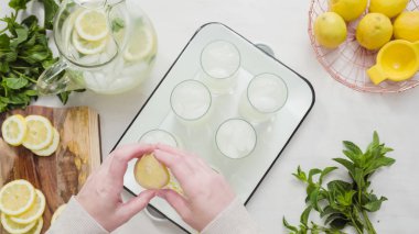 Geleneksel limonata taze dilimlenmiş limon ve nane ile süsleme.