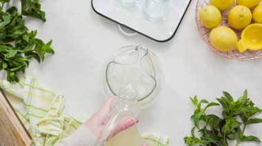 Geleneksel limonata taze dilimlenmiş limon ve nane ile hazırlama.