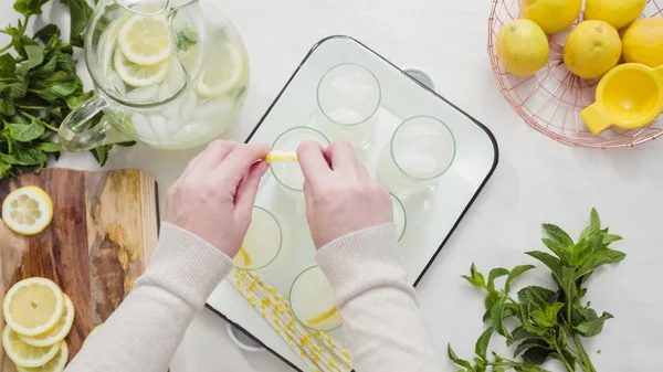 Geleneksel limonata taze dilimlenmiş limon ve nane ile süsleme.