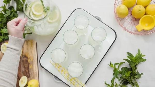 Gieten Van Traditionele Limonade Met Vers Gesneden Citroenen Munt Het — Stockfoto