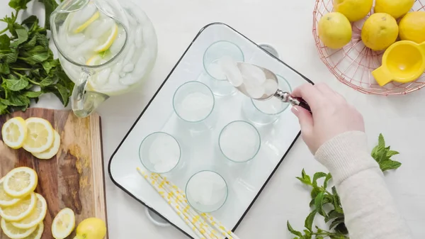 Geleneksel limonata taze dilimlenmiş limon ve nane ile cam içine dökme.