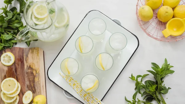 Geleneksel limonata taze dilimlenmiş limon ve nane ile süsleme.