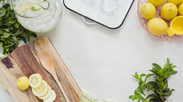 Ahşap kesme tahtası üzerinde organik limon Dilimleme.