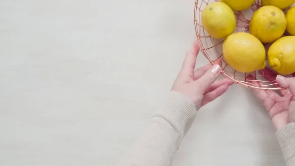 Органические Лимоны Корзине — стоковое фото