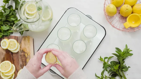 Geleneksel limonata taze dilimlenmiş limon ve nane ile süsleme.