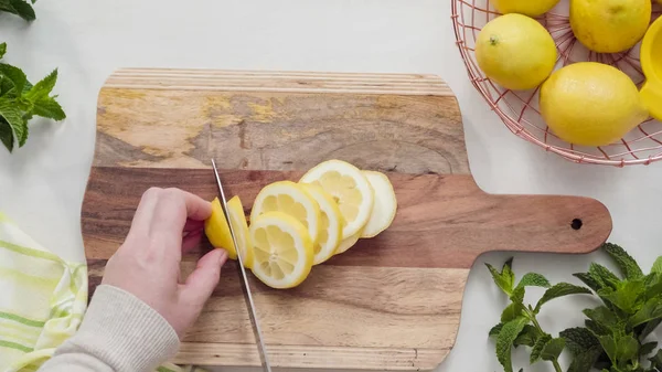 木材切削基板の有機レモンをスライス — ストック写真