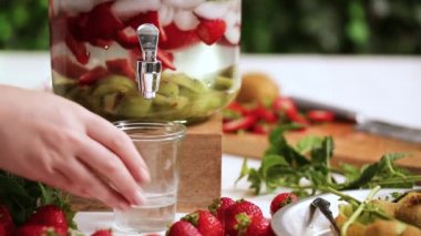 Adım adım. Cam içecek içecek dağıtıcısı organik infüzyon su hazırlama.