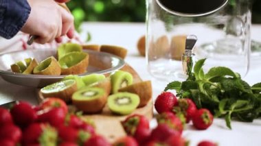 Adım adım. Cam içecek içecek dağıtıcısı organik infüzyon su hazırlama.