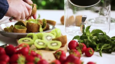 Adım adım. Cam içecek içecek dağıtıcısı organik infüzyon su hazırlama.