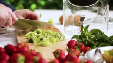 Adım adım. Cam içecek içecek dağıtıcısı organik infüzyon su hazırlama.