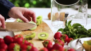 Adım adım. Cam içecek içecek dağıtıcısı organik infüzyon su hazırlama.