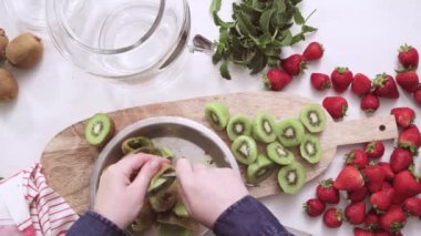 Adım adım. Cam içecek içecek dağıtıcısı organik infüzyon su hazırlama.