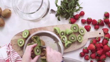 Adım adım. Cam içecek içecek dağıtıcısı organik infüzyon su hazırlama.