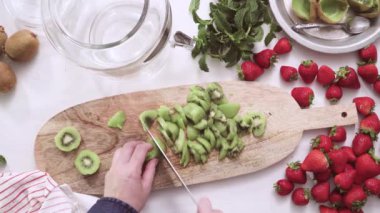 Adım adım. Cam içecek içecek dağıtıcısı organik infüzyon su hazırlama.