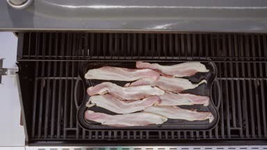 Dökme demir zor durumda açık gaz ızgara içinde pastırma kızartma.