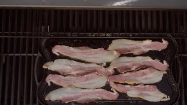 Dökme demir zor durumda açık gaz ızgara içinde pastırma kızartma.