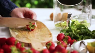 Adım adım. Cam içecek içecek dağıtıcısı organik infüzyon su hazırlama.