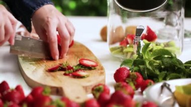 Adım adım. Cam içecek içecek dağıtıcısı organik infüzyon su hazırlama.