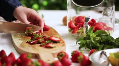 Adım adım. Cam içecek içecek dağıtıcısı organik infüzyon su hazırlama.