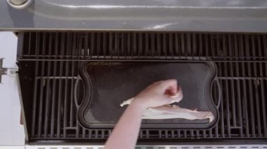 Dökme demir zor durumda açık gaz ızgara içinde pastırma kızartma.