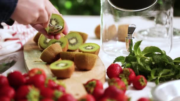 Lépésről Lépésre Szerves Infúzióban Víz Üveg Ital Ital Adagoló Előkészítése — Stock videók