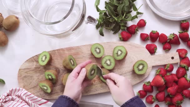 Pas Pas Préparation Eau Infusée Biologique Dans Distributeur Boissons Verre — Video