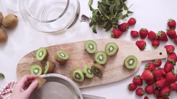 Krok Kroku Przygotowywanie Organicznych Wlewie Wody Szkło Napoje Napój Dozownik — Wideo stockowe