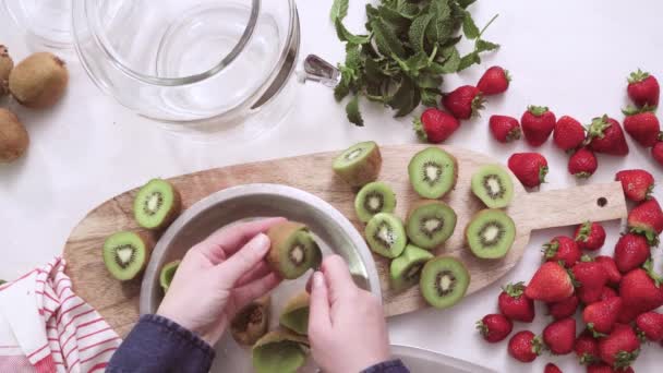 Steg För Steg Förbereda Organiska Infunderas Vatten Glas Dryck Drink — Stockvideo