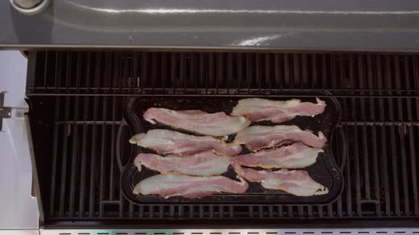 Steka Bacon Gjutjärn Stekhäll Utomhus Gas Grill — Stockvideo