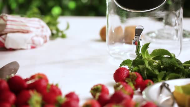 Stap Voor Stap Voorbereiding Van Organische Geïnfundeerd Water Glazen Drank — Stockvideo