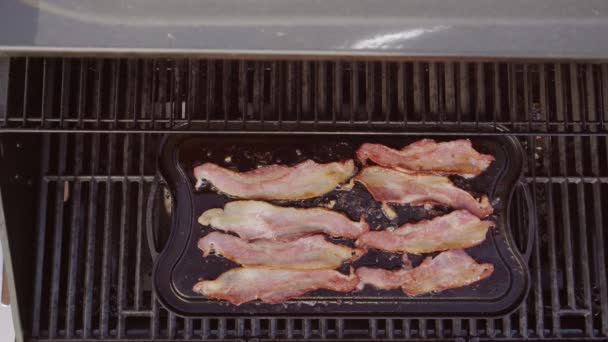 Frying Bacon Cast Iron Griddle Outdoor Gas Grill — Stock Video