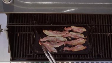 Dökme demir zor durumda açık gaz ızgara içinde pastırma kızartma.